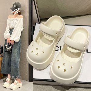 Stepping on feces, internet famous baotou slippers, women's 2023 new summer thick soled perforated shoes, anti slip French Mary Jane sandals